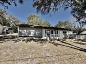 3BR | Spacious | Close to Restaurants & Stores