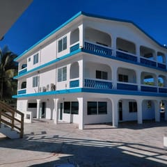 Beachfront Apt | King Bed + 1 Child
