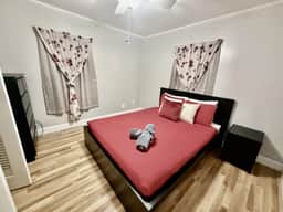 3BR | Spacious | Close to Restaurants & Stores - Image 3