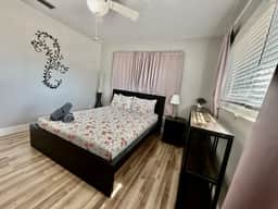 3BR | Spacious | Close to Restaurants & Stores - Image 4