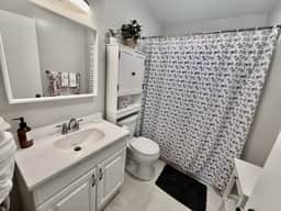 3BR | Spacious | Close to Restaurants & Stores - Image 5