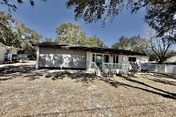3BR | Spacious | Close to Restaurants & Stores - Image 1