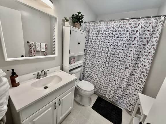 3BR | Spacious | Close to Restaurants & Stores - Image 5