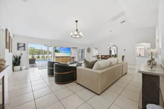 Lakefront Pool Home | Disney | 16+ Guests | Spa - Image 5